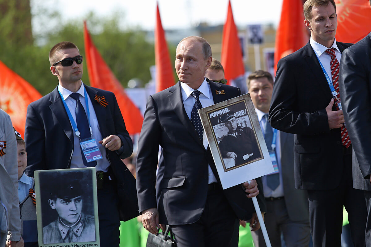 Бессмертный полк Путин в колонне панорамное фото