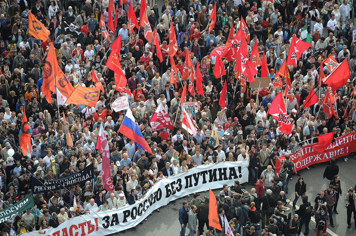 Более свободнее. Марш миллионов 2012. Митинг на Болотной демотиватор. Болотная революция в России кратко. Леволиберальная оппозиция.