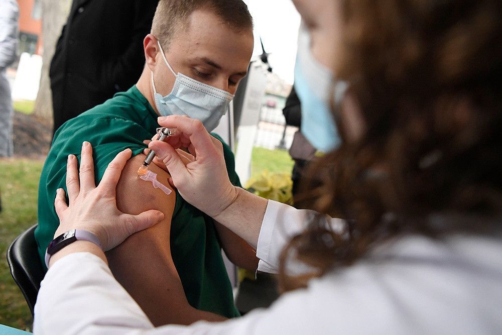 Более 90% госслужащих в США сделали прививку от коронавируса по наставлению Байдена