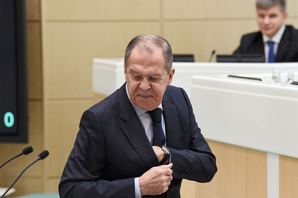 Кто посмел написать такое? Послушайте в прибавку, что сделаю потом: Лаврову дам отставку, а Соца — в желтый дом; Закон постановлю на место вам Горголи, и людям я права людей, по царской милости моей, отдам из доброй воли