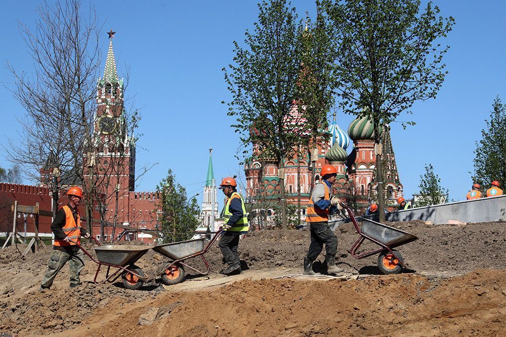 Власти Москвы повысят зарплаты строителям и избавятся от мигрантов