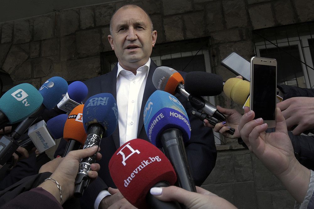 На выборах в Болгарии победил действующий президент Румен Радев. Он называет Крым российским