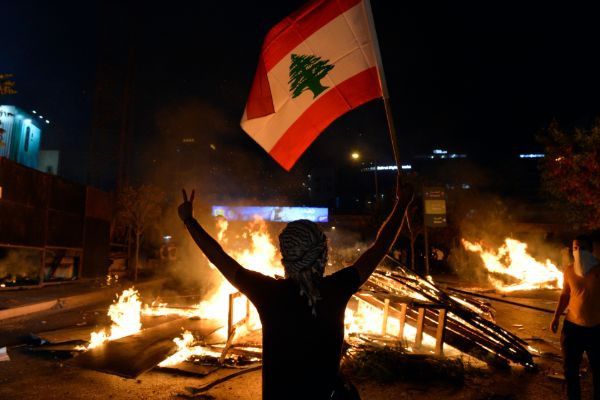 В Ливане отменили налог на WhatsApp, который вызвал массовые протесты 