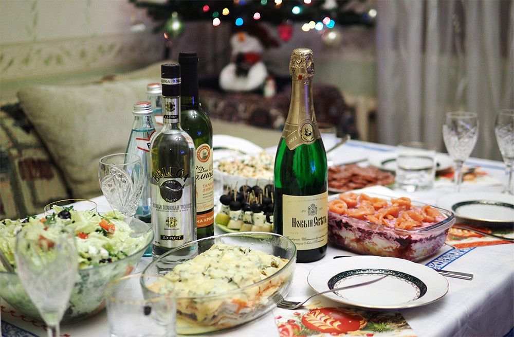 Самые популярные новогодние салаты в России подорожали на 15-25%