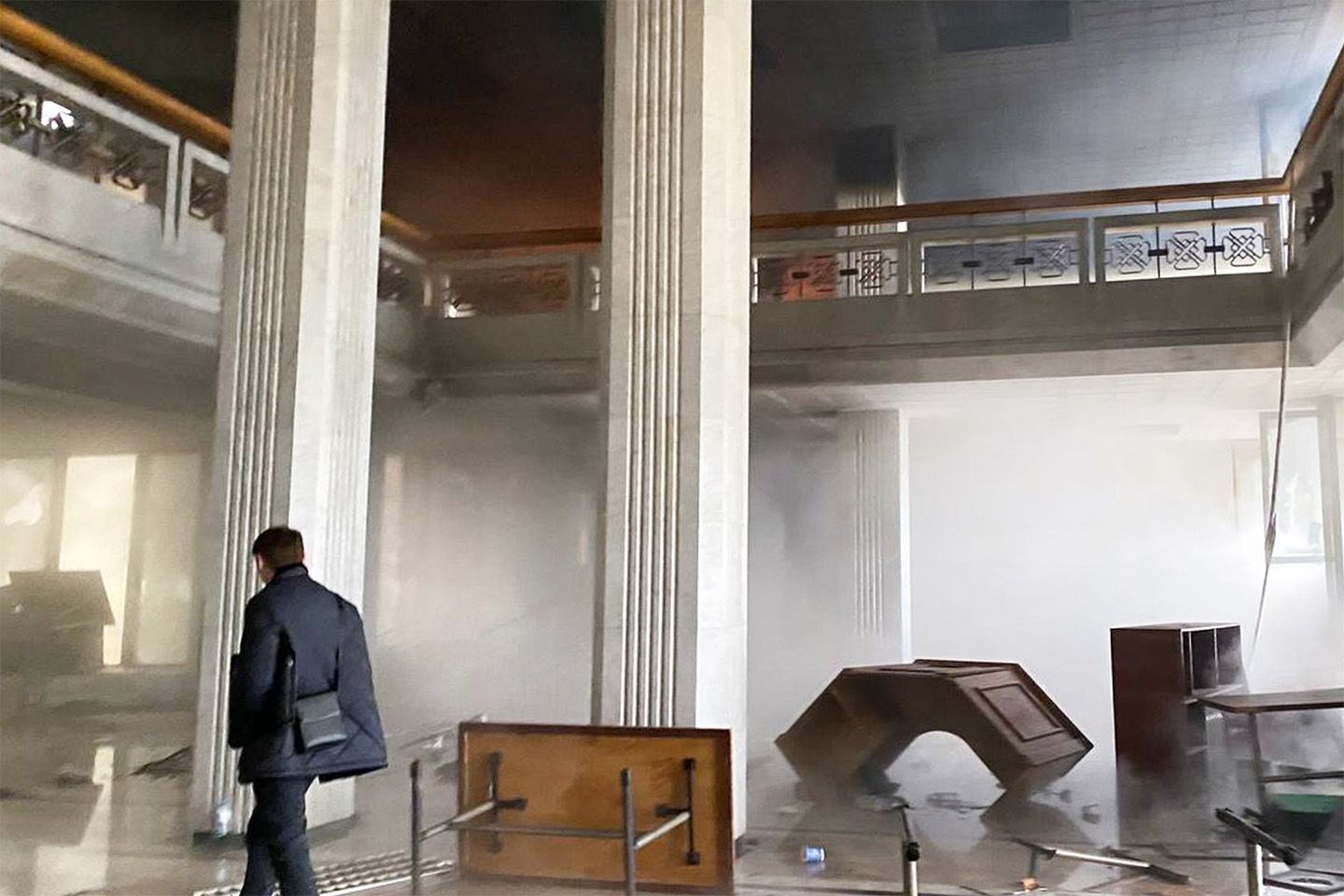 Последствия беспорядков в зданиии мэрии Алма-Аты
