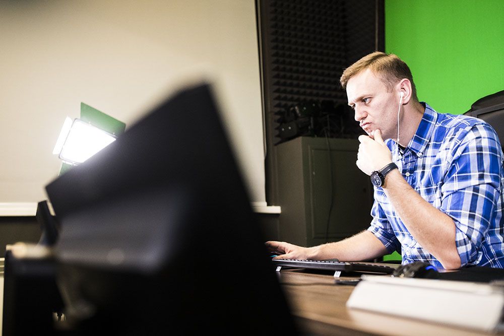 Алексей Навальный смотрит в компьютер для сюжета про цензуру
