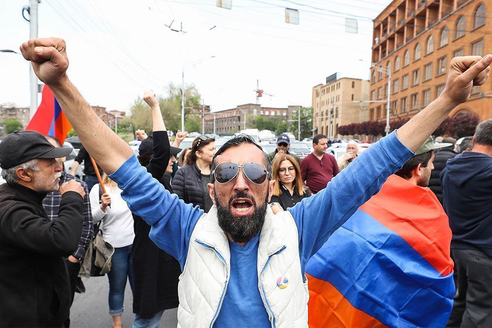 Армения сегодня новости последнего часа. Протесты в Ереване. Протесты Ереван 2022. Акции против Никола Пашиняна 2022. Франция 2022 люди.