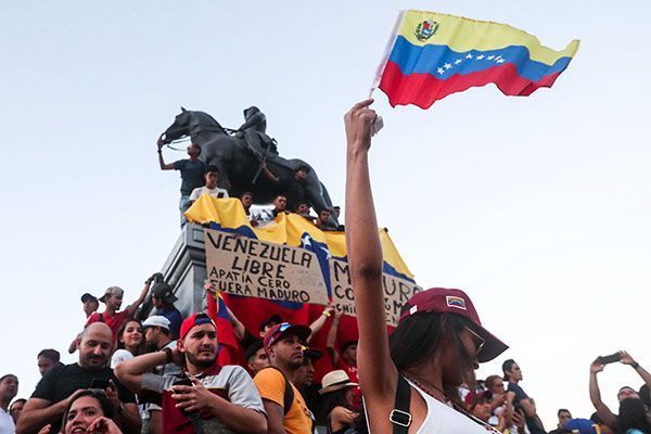 Страна разделена между двумя президентами: как латиноамериканские СМИ комментируют ситуацию в Венесуэле