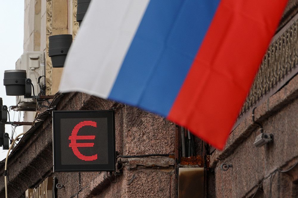 Курс евро на Мосбирже опустился ниже 68 рублей впервые с января 2020 года