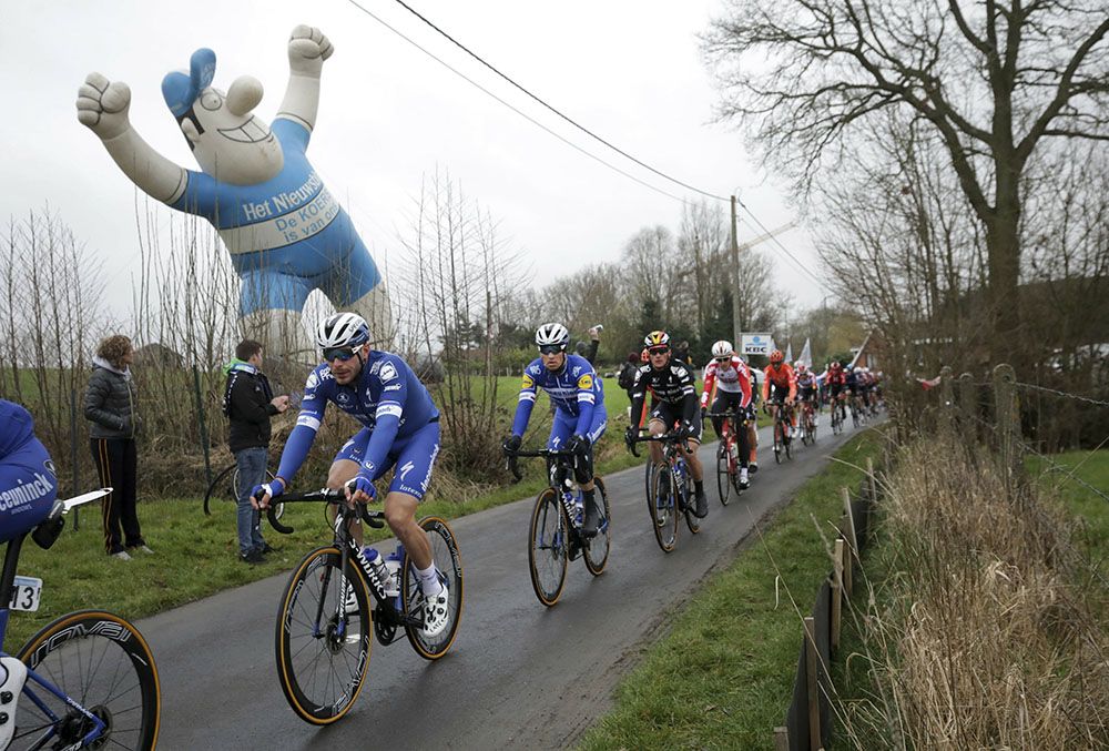 В Бельгии организаторы прервали женскую велогонку, когда одна из спортсменок догнала мужчин