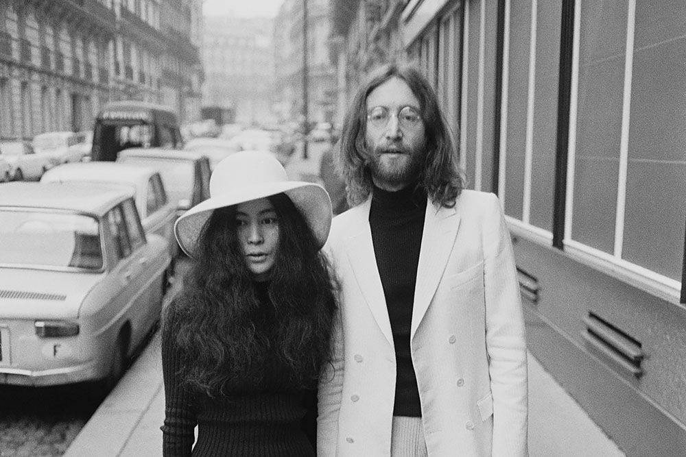 Йоко Оно заженной свечей отметила годовщину гибели музыканта Джона Леннона 8 декабря 2022 года