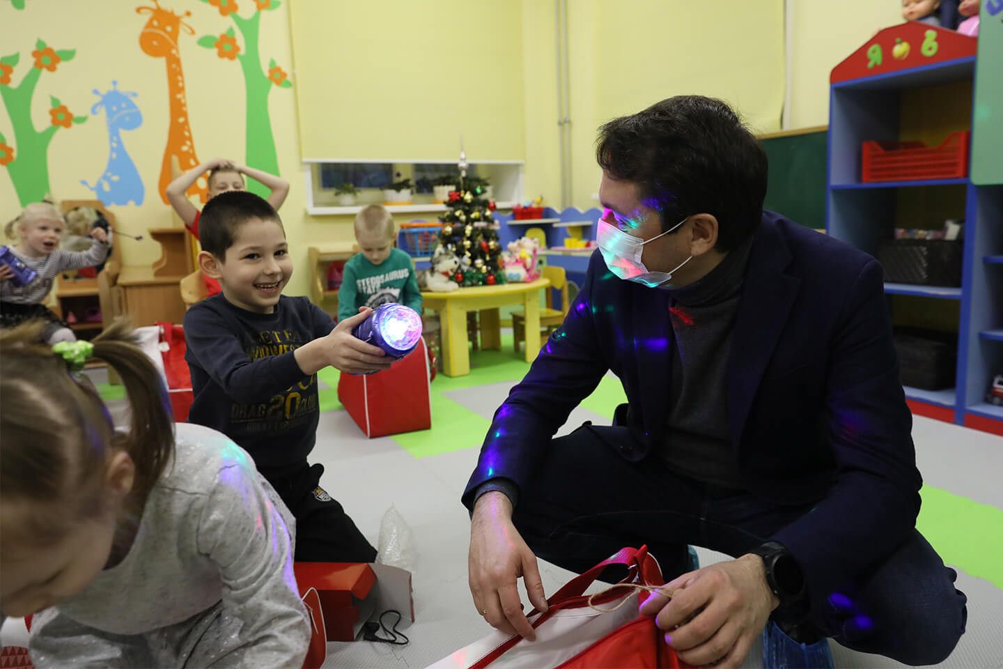 Власти Мурманской области подарили детям фонарики. Часть игрушек взорвалась