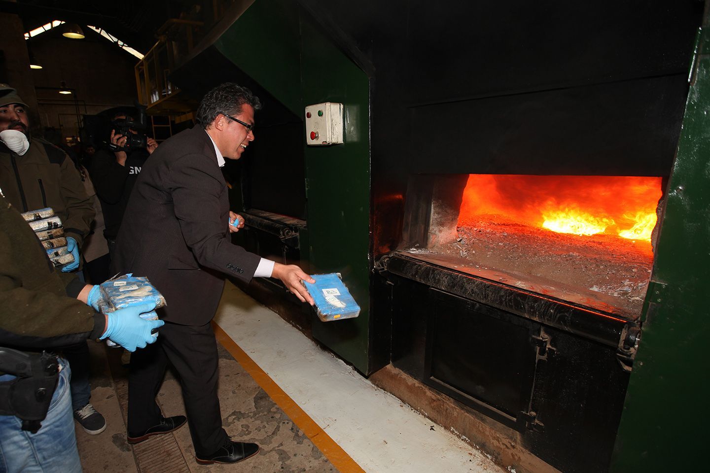 Крематорий процесс. Крематорий кремирование. 400 Кг кокса в аргентинском посольстве.