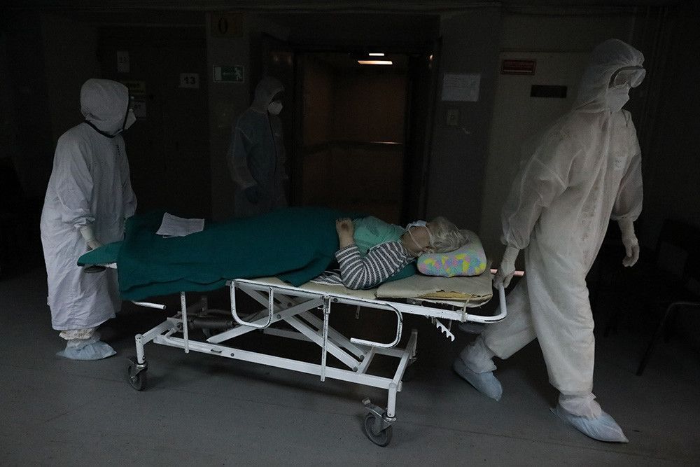 В России впервые с октября от коронавируса умерло менее 1000 человек за сутки