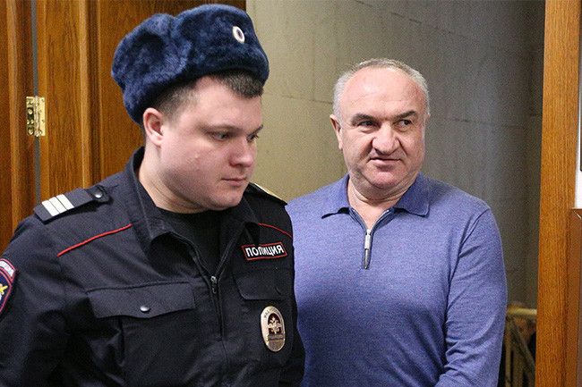 Отца сенатора Арашукова обвинили в убийстве советника президента КЧР
