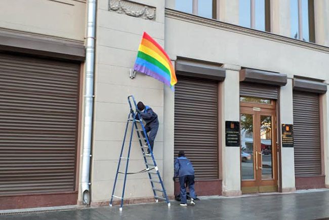 В Москве задержали еще двоих активистов, которые вывесили ЛГБТ-флаги в день рождения Путина