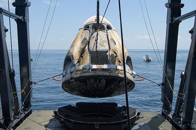 Корабль Crew Dragon компании SpaceX вернулся на Землю