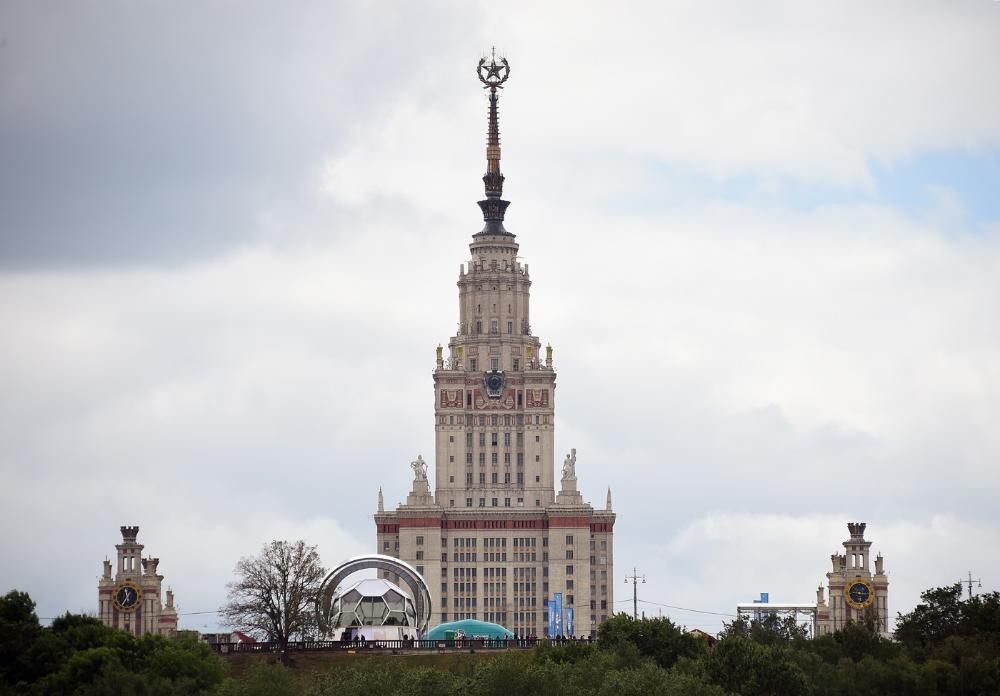 Мгу прошедших. Аллея возле главного здания МГУ Сакура.