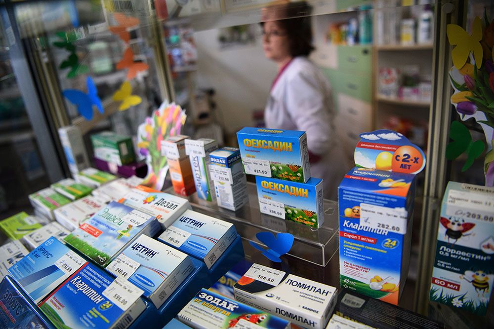 Где дешевле лекарства. Аптека продают лекарство. Жизненно необходимые лекарства. Потребители лекарств. Таблетки из аптеки.