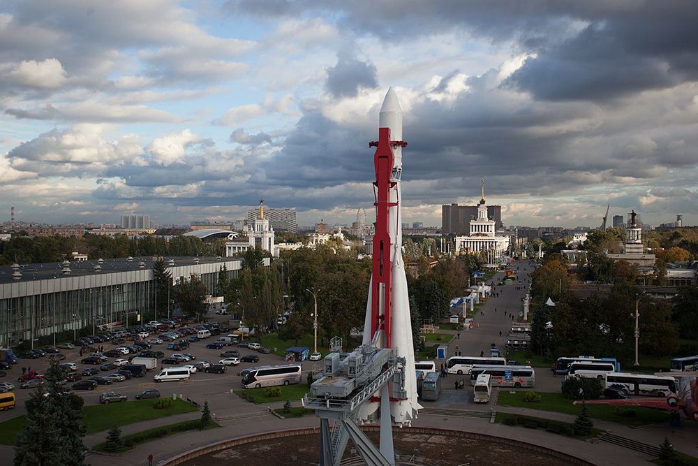 Прямо напротив павильона «Космос» стоит макет советской ракеты-носителя. Но какой?