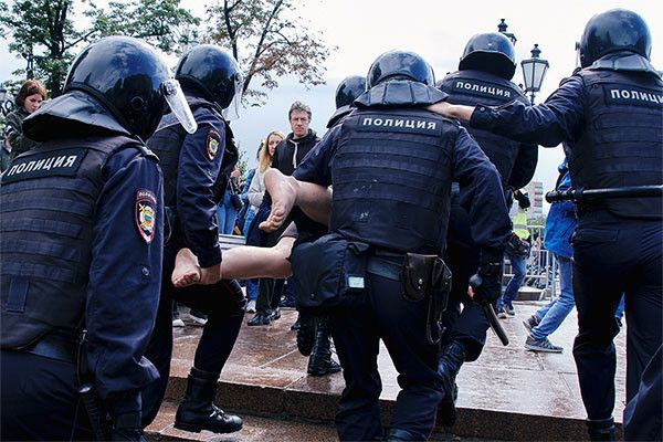 Девять арестованных после «массовых беспорядков» в Москве: кто они и в чем их обвиняют