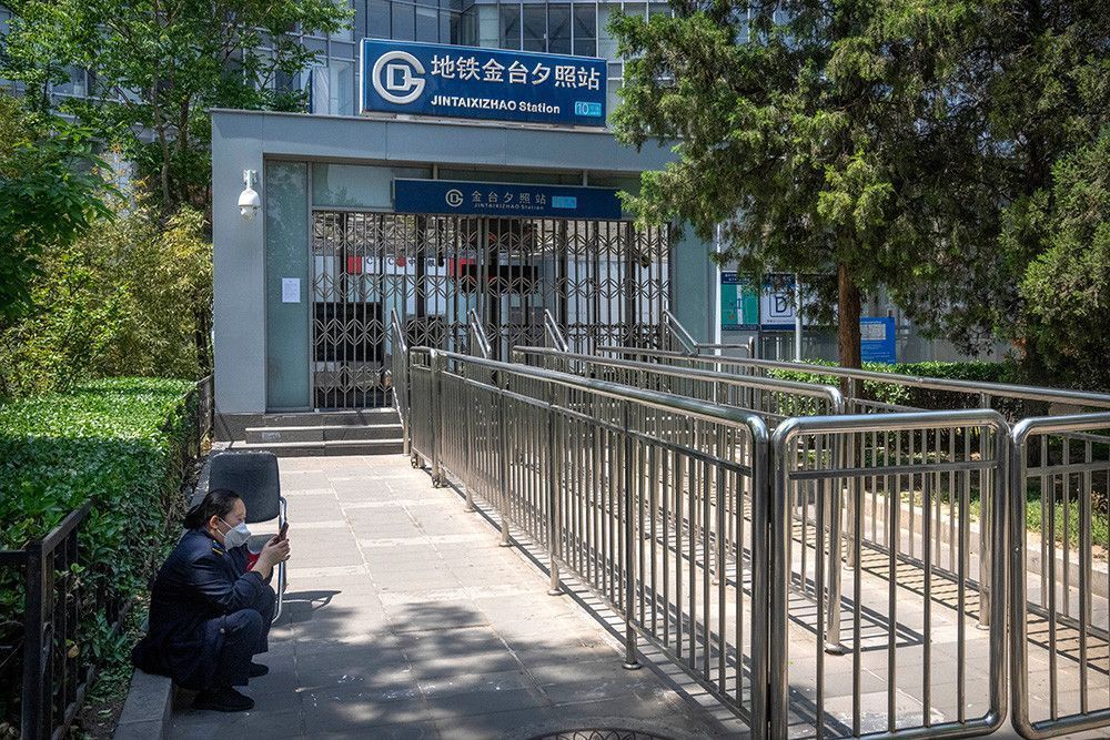 В Пекине закрыли более 60 станций метро из-за вспышки коронавируса 