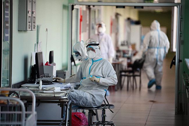 Россия установила новые рекорды по заражениям коронавирусом и смертям от него  