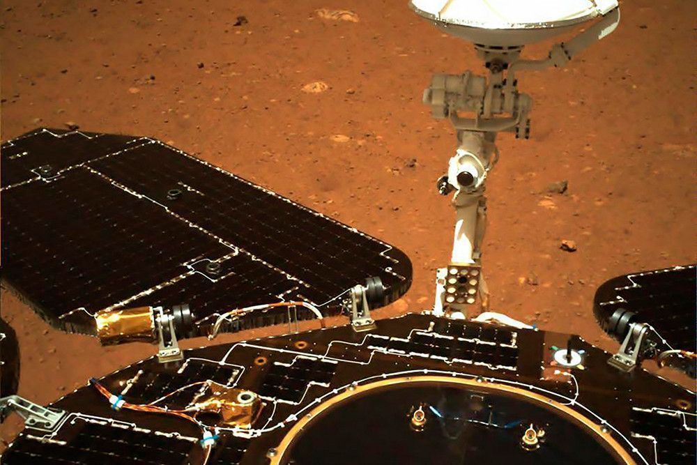 Китай показал первые снимки поверхности Марса
