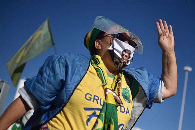 Президент Бразилии наложил вето на обязательное ношение масок в закрытых помещениях