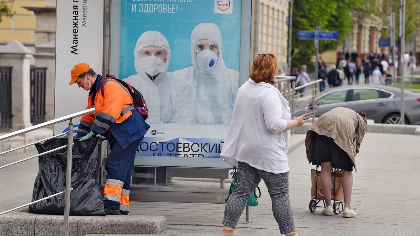 В Москве — рост заболеваемости, в Петербурге — новые больничные койки. Что происходит с коронавирусом в России?
