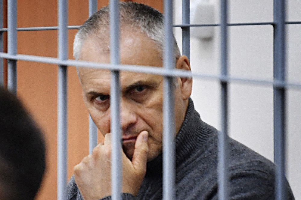 Экс-главу Сахалинской области Хорошавина приговорили к 15 годам тюрьмы и штрафу в 500 млн рублей