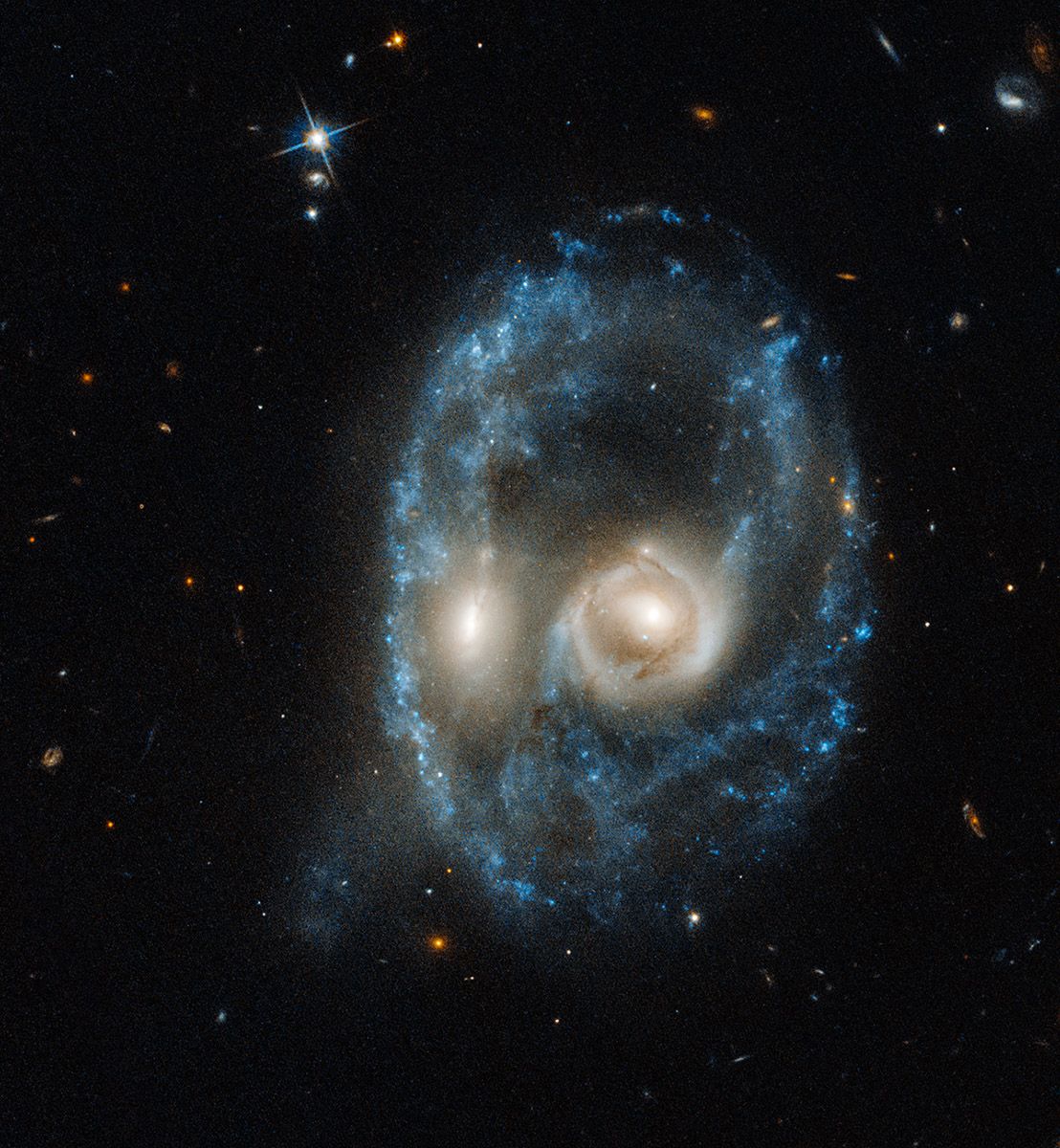 HUBBLE CAPTURES GALAXIES' GHOSTLY GAZE