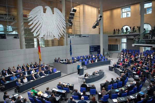 Бундестаг принял закон о наказании за осквернение флагов других стран