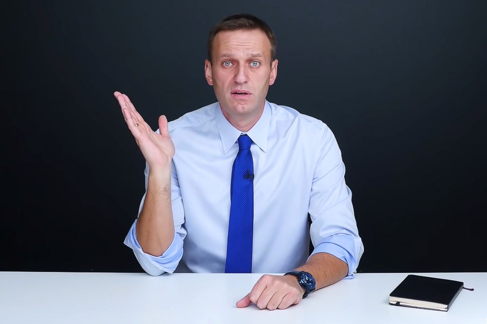 Блогера навального. Навальный фото. Навальный здоровается.