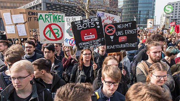 «Не дадим сломать интернет». Как десятки тысяч европейцев вышли на митинги против реформы авторского права