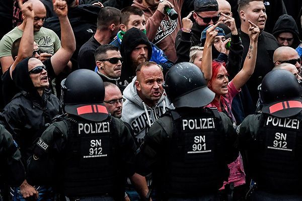 В Саксонии нескольких человек ранили в столкновениях левых и правых демонстрантов