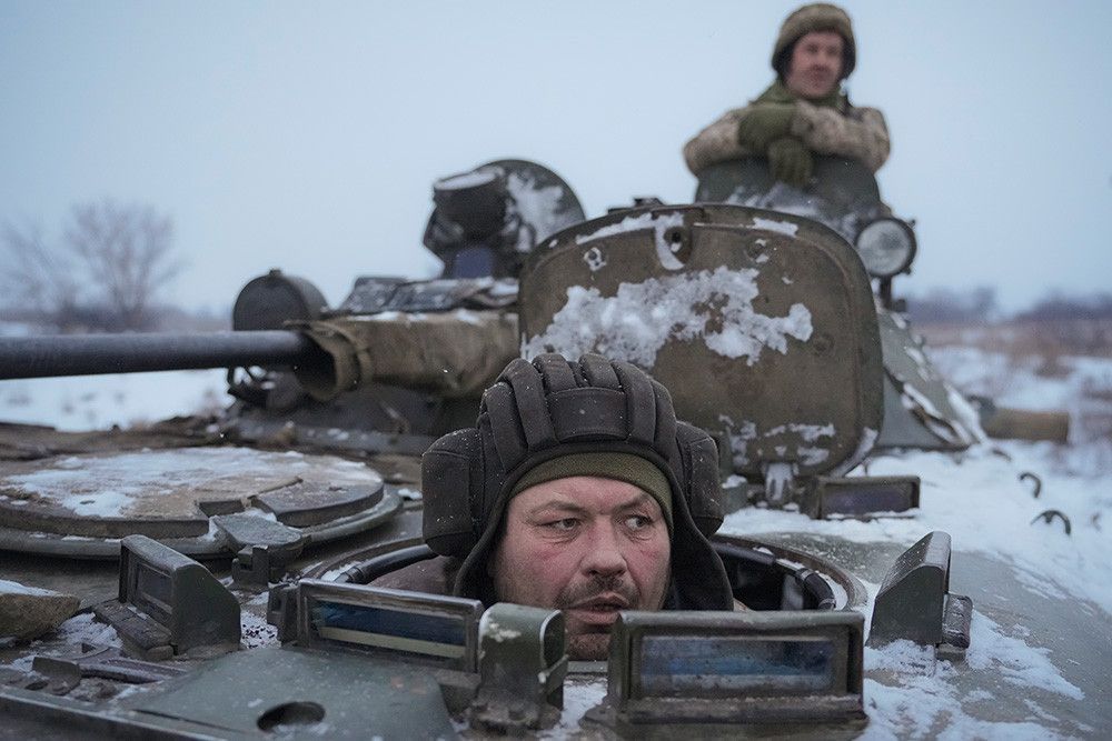 Украина и ЛНР заявили о переброске военных и техники к линии соприкосновения
