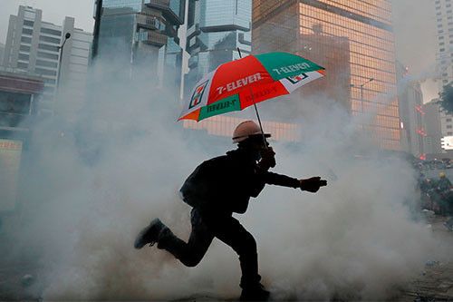 «Китайские газовые гранаты прожигают асфальт». Сергей Морозов — об изнанке протестов в Гонконге