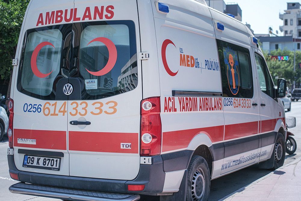 В Анталье перевернулся автобус с российскими туристами. Среди пострадавших есть дети 