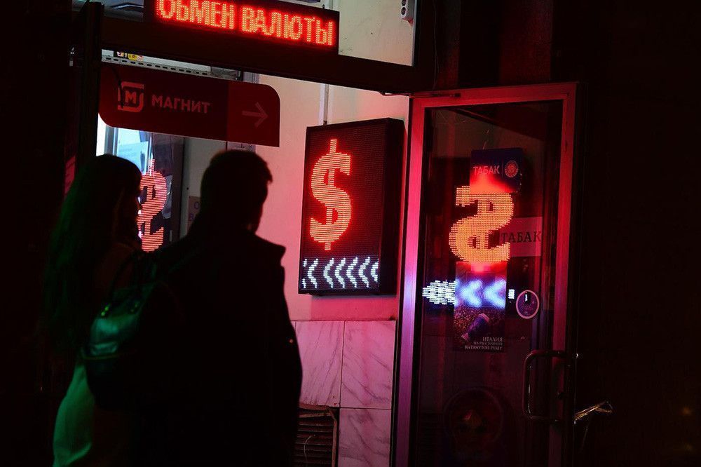 Курс доллара к рублю достиг максимума с начала июля. Эксперты винят геополитику