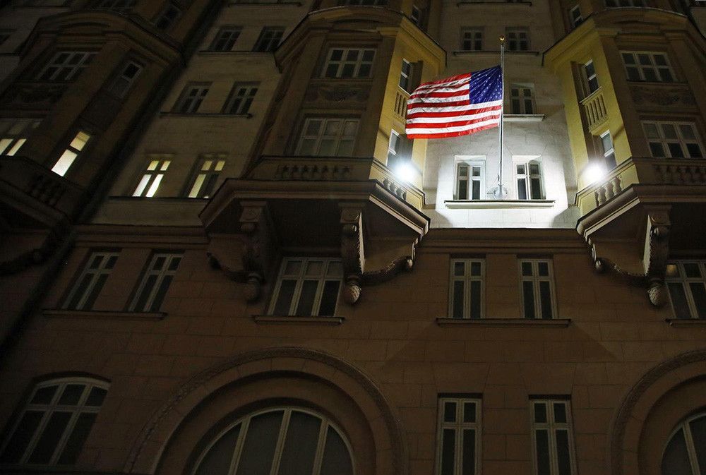 Экс-сотрудника посольства США заподозрили в сбыте наркотиков московским школьникам