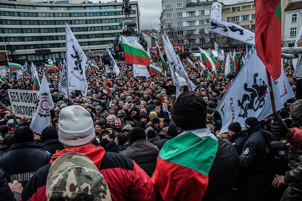 В Болгарии начались митинги против паспортов здоровья. Протестующие штурмовали парламент