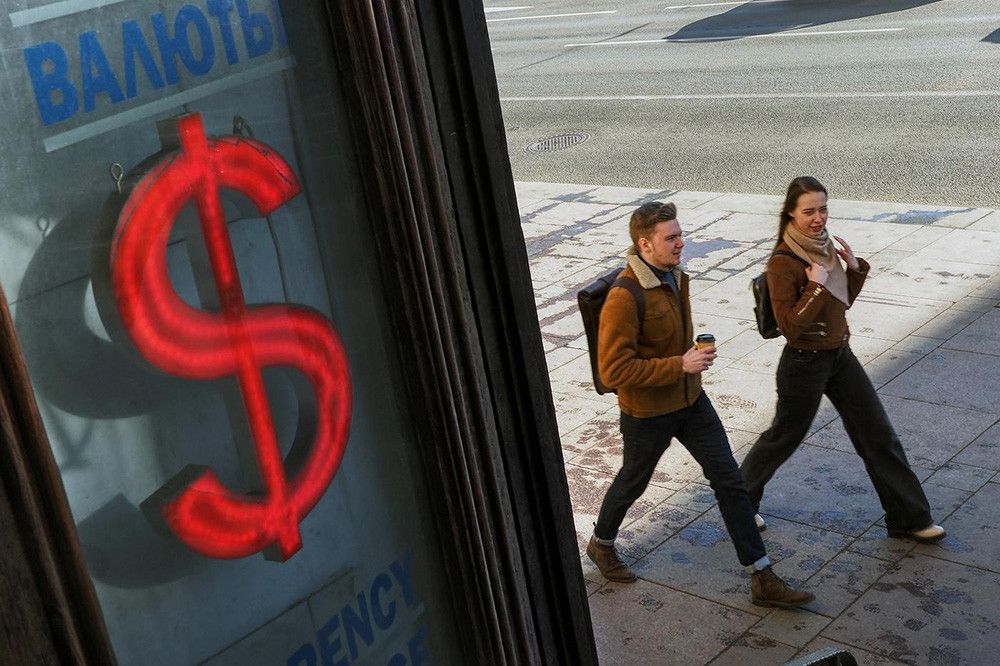 Курс доллара на Мосбирже опускался до уровня марта 2020 года
