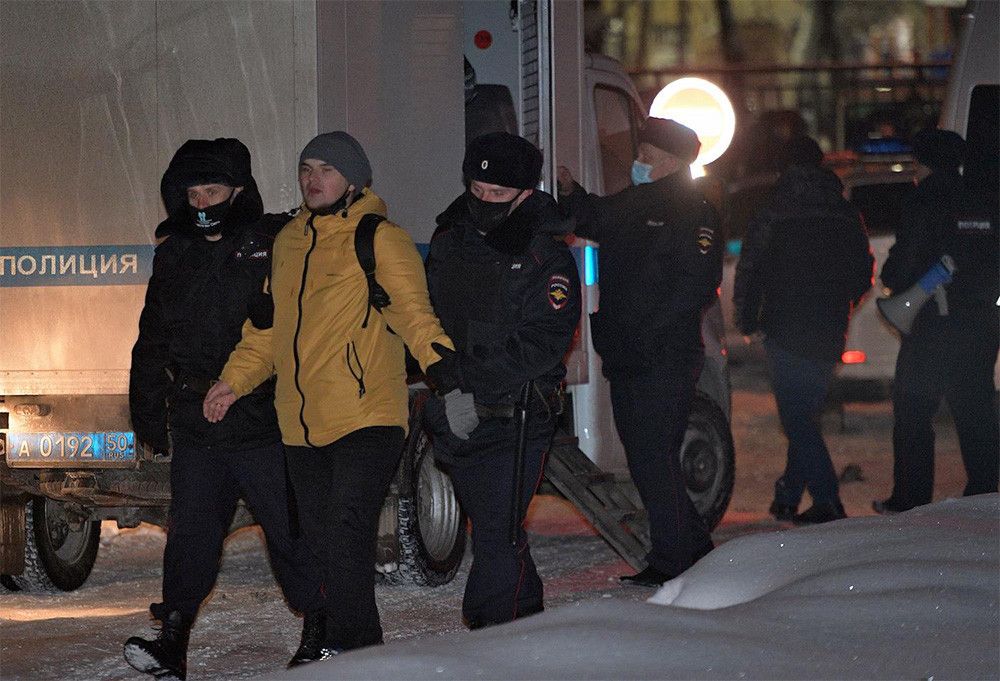 У здания химкинского УВД после ареста Навального задержали больше 10 человек