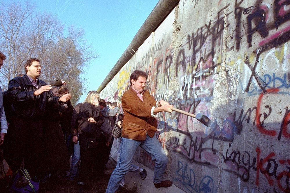 берлинская стена бьется молотком