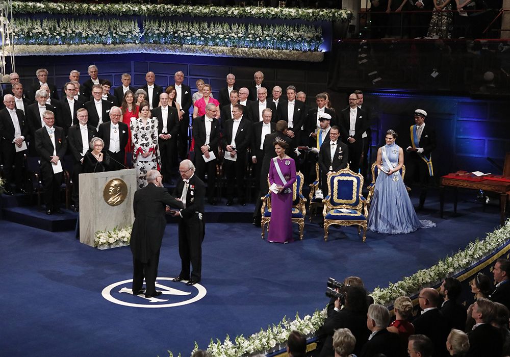 Награждение происходило. Стокгольм Король вручение Нобелевской. Церемония вручения Нобелевской премии в Стокгольме. Швеция Король Нобелевская премия. Награждение Нобелевской премией.