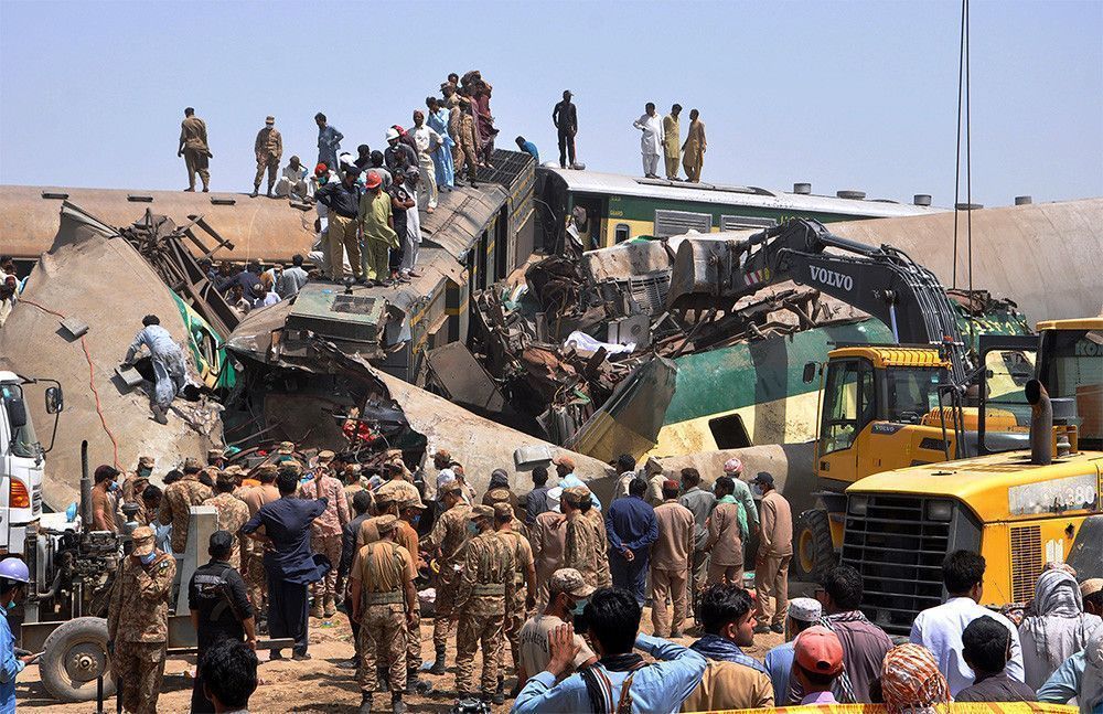 50 человек погибли в Пакистане при столкновении поездов