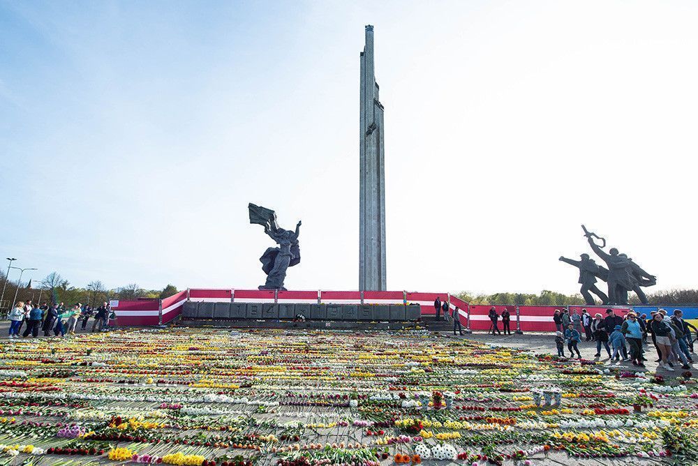 Уголовные дела и увольнения полицейских: чем обернулось возложение цветов к памятнику в Риге