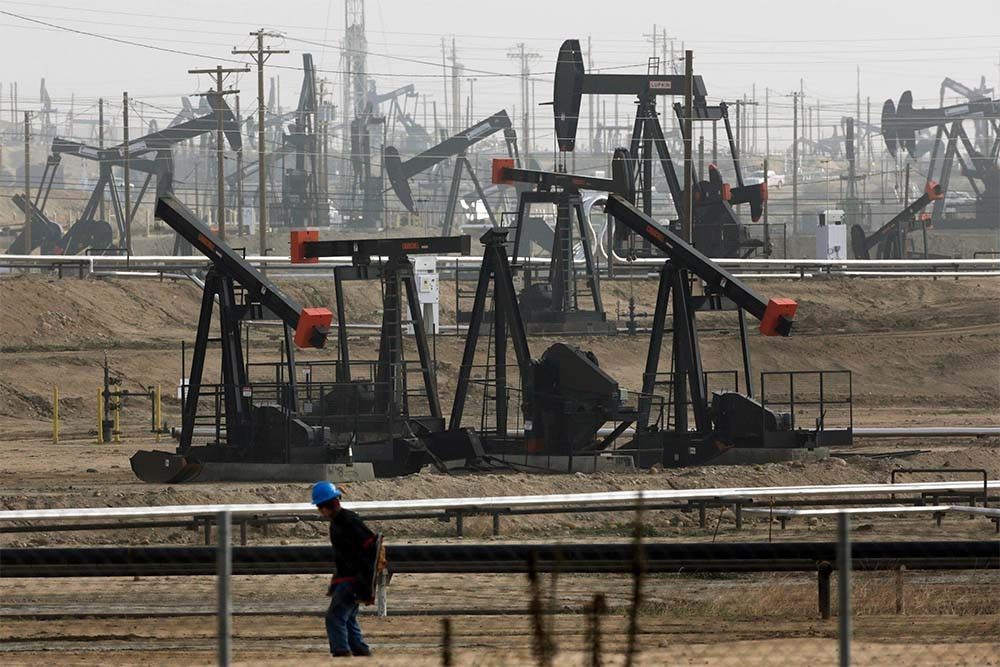 Цена на нефть опустилась ниже $68 впервые с лета