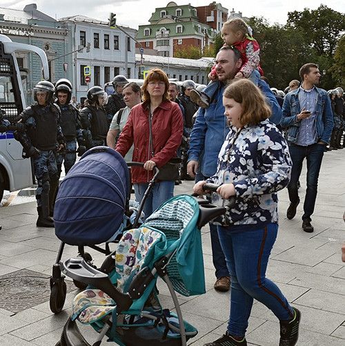 Суд в Москве отказался лишить семью Хомских родительских прав из-за участия в акции 3 августа с детьми